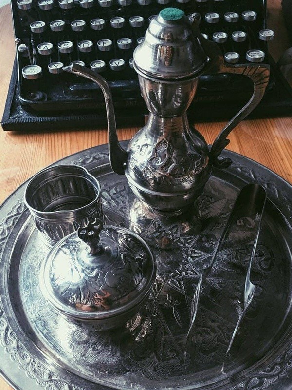 一套近一百年的器具,老爷爷说自他记得这套餐具就已经三四十年了