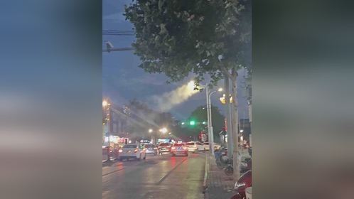 渭南蒲城县街头路灯安装喷淋系统，既降温又除尘晚上遛弯都不热了