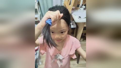 小女孩看视频教程自己剪头发，不料竟成翻车现场