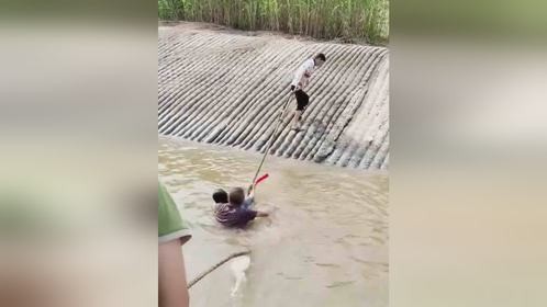 女子在江边洗衣服时不慎落水，男子见状立即跳水救人
