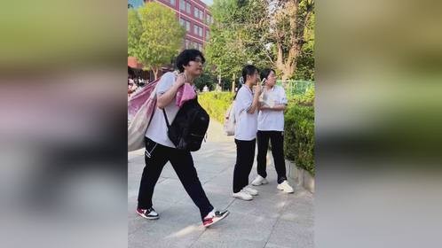 三年的青春落幕高考结束纷纷搬行李离校，网友：即将开启新的人生