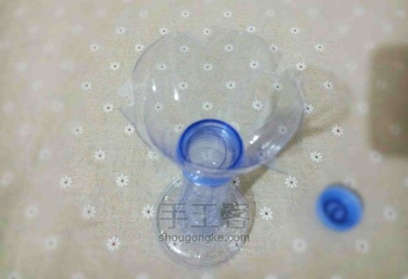 旧物改造——矿泉水瓶打造浪漫烛台教程 第4步
