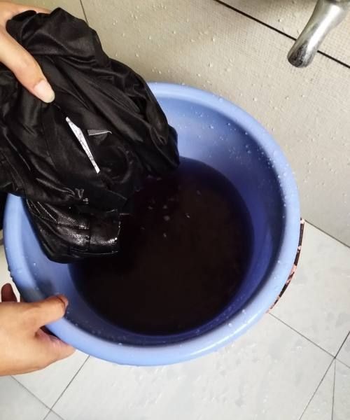 衣服被掉色的衣服染上了颜色怎么办 ，衣服掉色染到别的衣服上了怎么办？图1