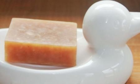 衣服被掉色的衣服染上了颜色怎么办 ，衣服掉色染到别的衣服上了怎么办？图2