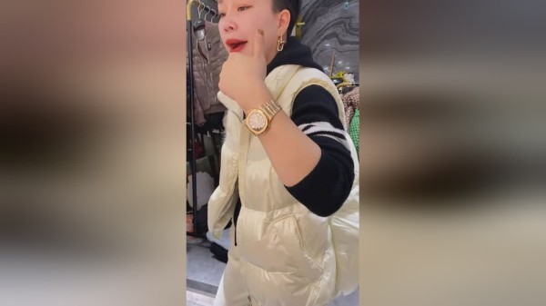 高端女装马甲搭帽衫太好看了