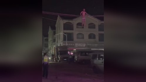 男子与家人闹矛盾 直接爬到电线上“荡秋千”