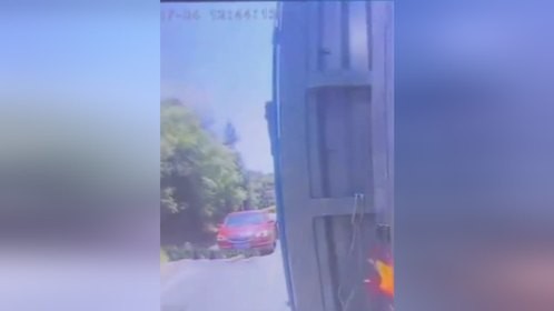 小车违规变道超车 被货车撞进沟里