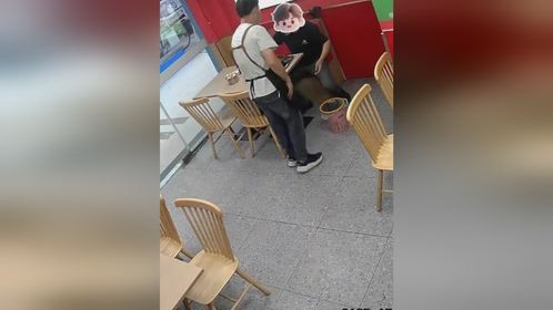 大哥进店说被骗了钱想吃顿饭 店主请他吃了碗面还喊他饿了再来