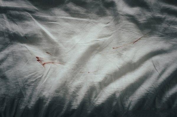 衣物床单洗不净? 只需水里撒一把它, 再脏的衣物和床单也能洗干净