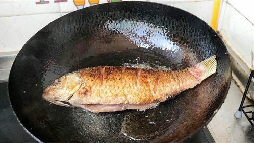 煎鱼时，切记先不要着急下锅，多加2个步骤，煎的鱼不粘锅不破皮