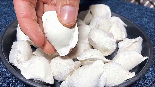煮冻饺子，冷水下锅还是开水下锅？其实都错了，大厨教你正确方法