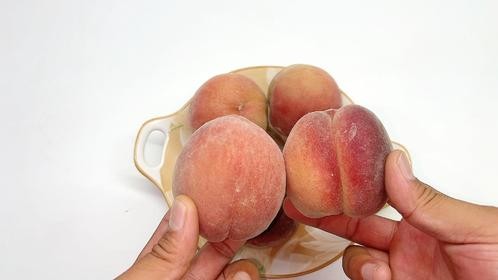桃子甜不甜，看一眼这里就知道，一挑一个准，老果农的方法真实用