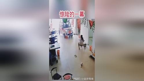险象环生！孩子玩耍时突遇老头乐冲入屋内，妈妈勇救免灾