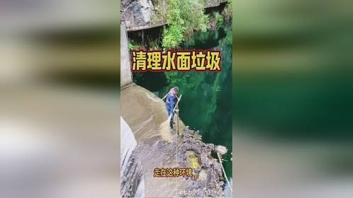 大爷严守安全，日常清扫大坝为水流畅通贡献力量！