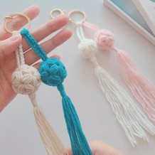 别具一格的小绣球钩针流苏挂件编织视频教程