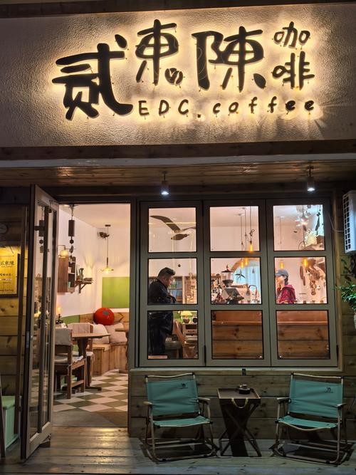 小店都是木质装修感觉很温暖