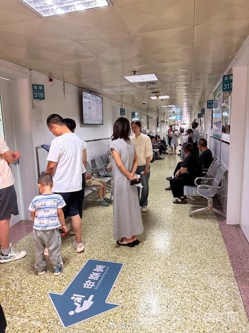 医院儿科门诊走廊（央广网记者 侯凯奇 摄）