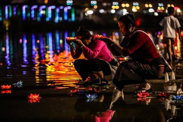 水灯缓缓飘向远方。耿马县融媒体中心 供图