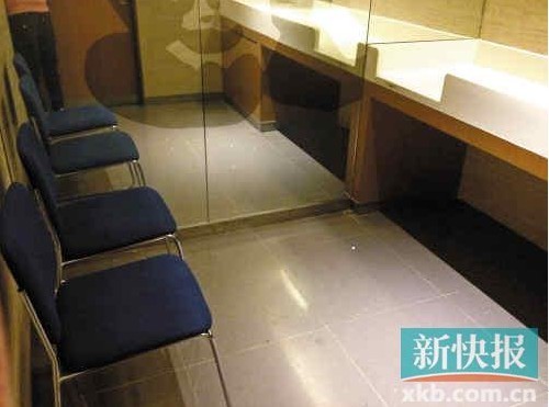 根据顾客的意见,太古汇在婴儿更衣室内增设了蓝色软垫椅子。