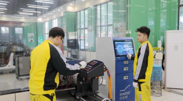 万通汽车教育学子在进行新能源汽车检测。中国东方教育供图