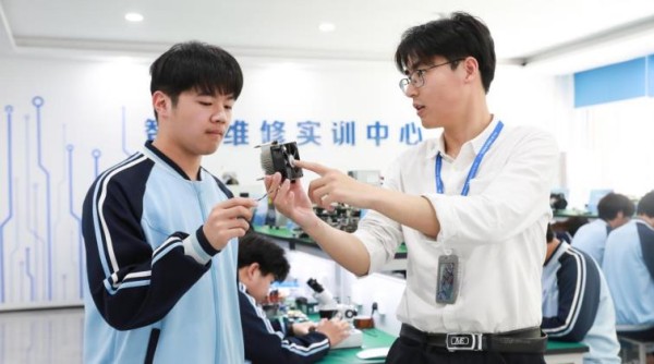 新华互联网科技学生在进行智能维修实训课。中国东方教育供图