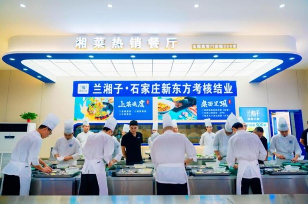 新东方烹饪教育校企定向班结业考核。中国东方教育供图