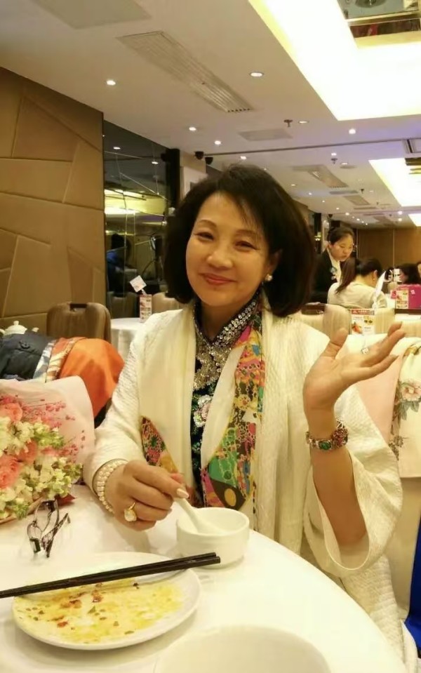心海摆渡人：杨莹的觉醒之旅