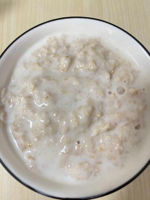 制作早餐酸奶燕麦片的做法 步骤3