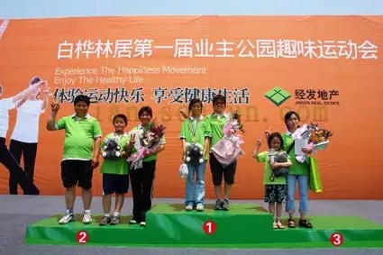 健康家庭享受公园生活运动乐趣