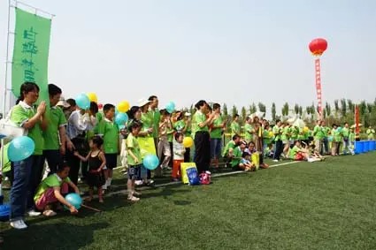 健康家庭享受公园生活运动乐趣