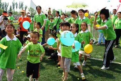 健康家庭享受公园生活运动乐趣