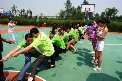 健康家庭享受公园生活运动乐趣