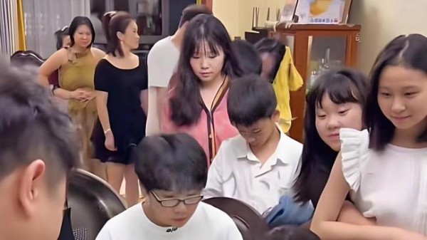 媒体人评舅舅带10多个外甥过暑假 温馨家庭引热议