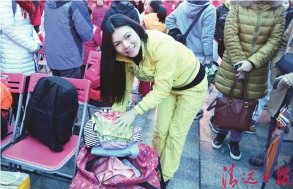 一位市民带着大量的旧衣物准备捐赠。2月25日,“旧衣暖人心”衣物捐赠系列活动启动仪式在城市广场举行。（清远日报记者　李思靖　摄） 