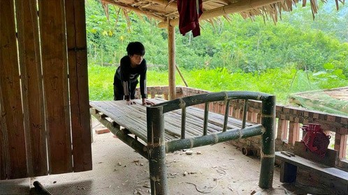 农村孤儿小孩子自己做竹子床，小孟这小孩子啥都会点，这竹床可以