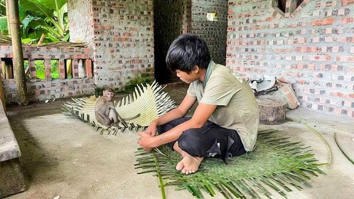 农村孩子小孟自己做竹编，山村自己生活的小孩子