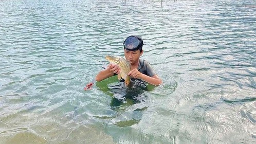 农村孩子捞鱼摸虾还是很拿手的，小孟为了今天吃点荤的，决定抓鱼