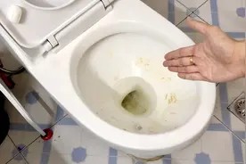 马桶里撒一把“它”,不管多厚的“黄垢”,水一冲就干净,贼省力图片