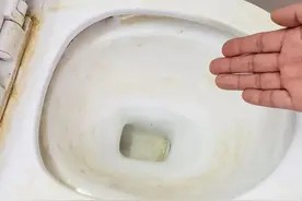 在马桶里撒上一把,马桶黄渍轻松解决!好多人不懂,超级好用!图片