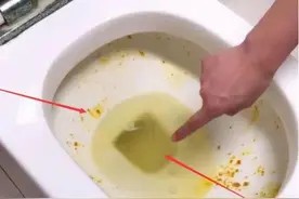 马桶边缘总有黄渍,洗不干净怎么办?教你两个办法,秒变新马桶!图片