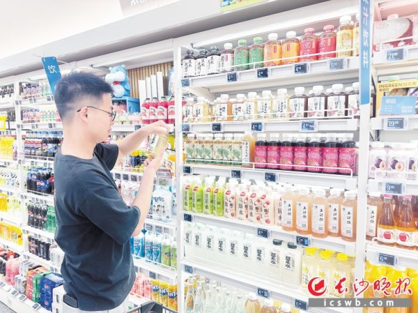 　　盒马超市里，“中式养生水”的品类琳琅满目，市民正在挑选。　　长沙晚报全媒体记者 范宏欢 摄