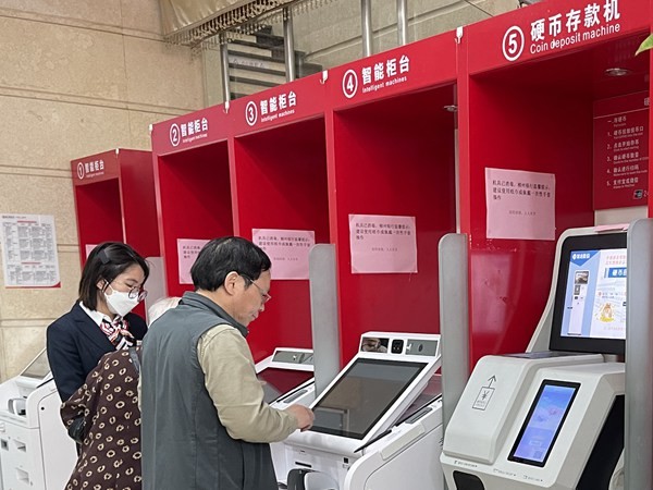 市民在使用智能柜台。柳州银行供图