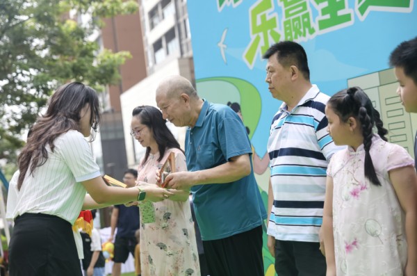 活动现场为美善大使颁奖。受访者供图