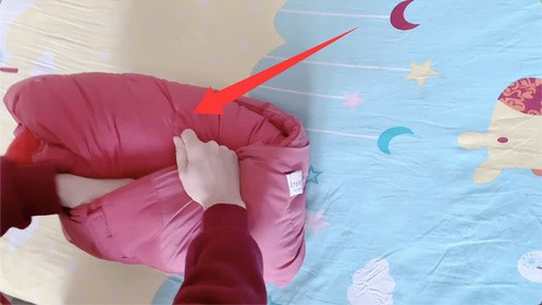 用两件旧羽绒袄做一个厚枕头，柔软舒服，非常实用