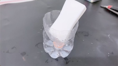 肥皂盒谁还花钱买？大塑料瓶上剪几刀，就能做成肥皂盒，太省钱了