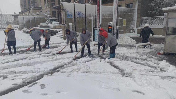 大雪中，长沙物业行业从业人员迅速行动，参与到小区清扫积雪行列和小区巡查中来，为小区业主安全出行和正常生活保驾护航。均为长沙晚报全媒体记者 陈焕明 通讯员 孟乡 摄影报道