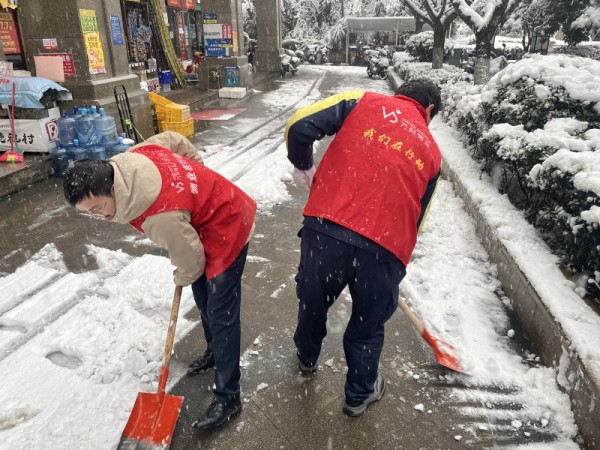 万科物业工作人员正在铲雪。
