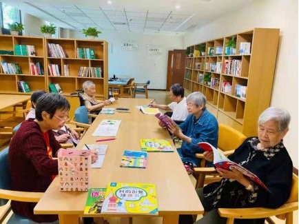 两江新区第一人民医院康养中心的老人们。两江新区融媒体中心供图