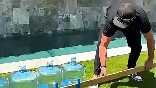 男子仅用几个水桶竟然自制出一艘木筏，真是太有创意了！