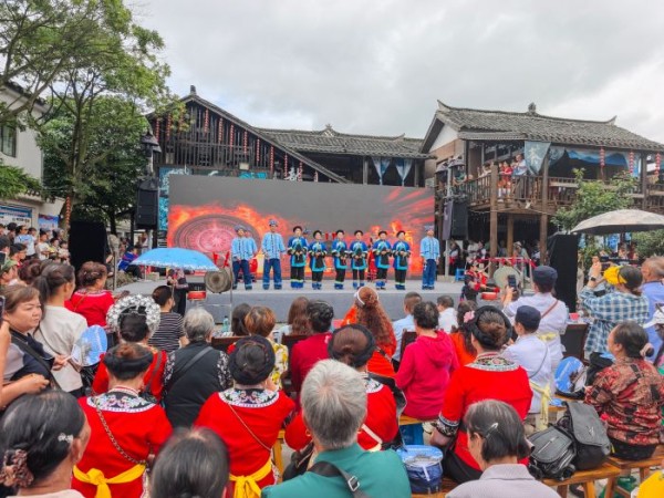 开场舞《古寨新风唱文明 卫生家庭齐争先》 (2).jpg